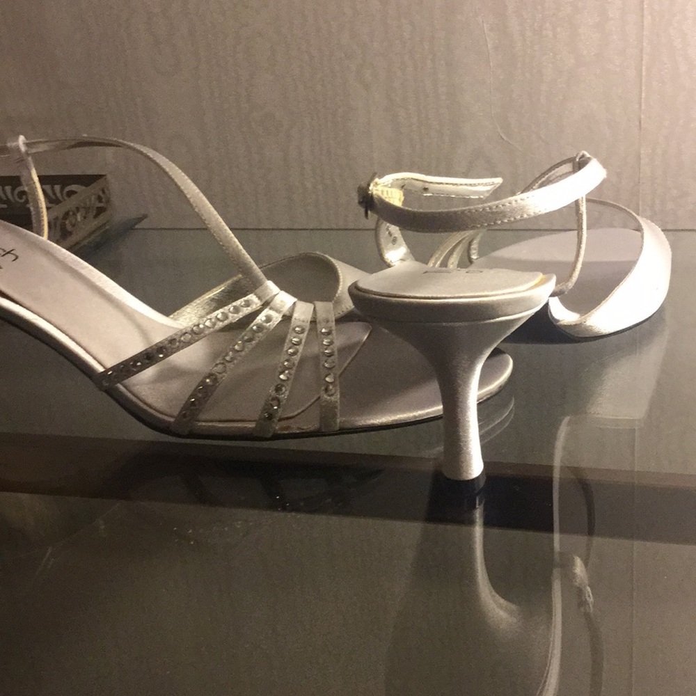 THE TOUCH OF NINA SILVER EVENING SANDAL SZ 11M.